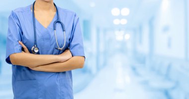 Hastane ofisindeki kadın doktor ya da hemşire. Sağlık sektörü ve doktor hizmetleri.