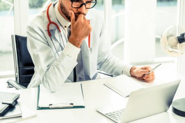 Doktor hastanede Ofis masaları, dizüstü bilgisayar üzerinde çalışıyor. Tıbbi ve sağlık kavramı.