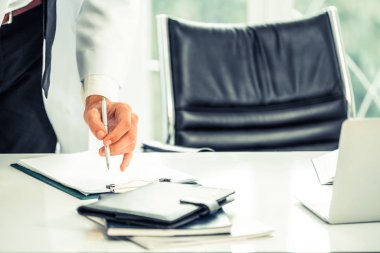 Ofis Masası hastanede çalışan genç adam doktor. Tıbbi ve sağlık kavramı.