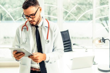 Doktor ofisinde hastanede tablet bilgisayarda çalışma. Tıbbi ve sağlık kavramı.