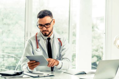 Doktor ofisinde hastanede tablet bilgisayarda çalışma. Tıbbi ve sağlık kavramı.