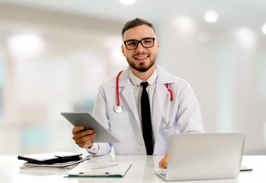 Hastanede tablet bilgisayar kullanan bir doktor. Sağlık ve doktor hizmetleri.