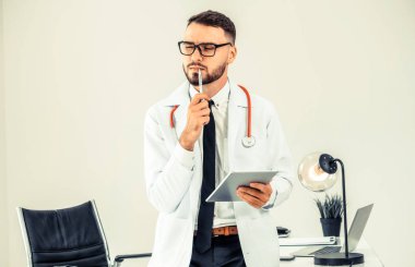 Doktor ofisinde hastanede tablet bilgisayarda çalışma. Tıbbi ve sağlık kavramı.