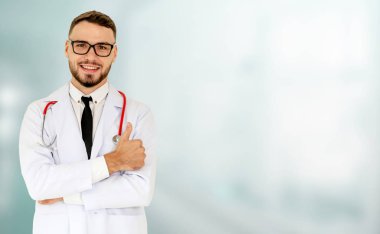 Hastanede çalışan genç bir erkek doktor. Sağlık ve doktor hizmetleri.