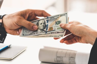İşadamı el başka bir iş kişiye para gönderme. Hareket, ödeme, maaş ve bankacılık kavramı.