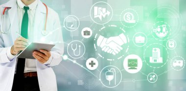 Simge grafik arayüzü gösteren sağlık insanlar, para planlama, risk yönetimi, tıbbi tedavi ve kapsama yararı sağlık sigortası kavramı - Doktor hastanede sağlık sigortası ile ilgili.