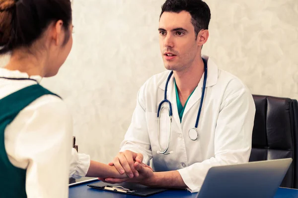 Joven Médico Examinando Una Paciente Oficina Del Hospital Concepto Servicio — Foto de Stock