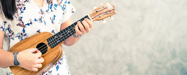 Szczęśliwa Kobieta Muzyk Grając Ukulele Śpiewając Piosenkę Studio Dźwiękowe Koncepcja — Zdjęcie stockowe