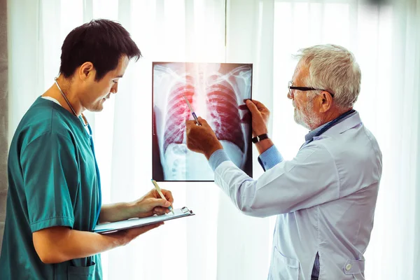 Médico Edad Avanzada Que Mira Radiografía Lesión Torácica Del Paciente — Foto de Stock