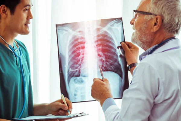 Médico Edad Avanzada Que Mira Radiografía Lesión Torácica Del Paciente — Foto de Stock