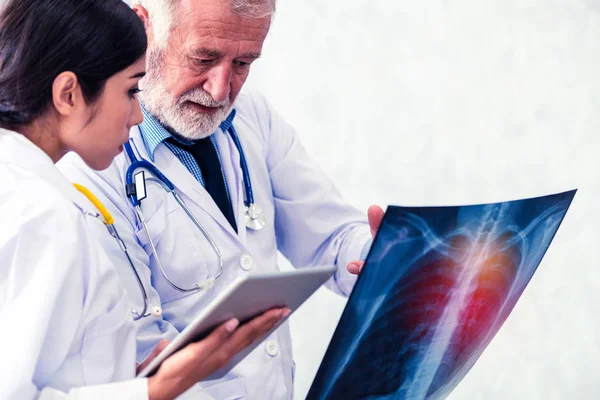 Médico Edad Avanzada Que Mira Radiografía Lesión Torácica Del Paciente — Foto de Stock