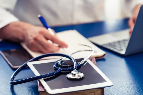 Dottore Che Lavora Nello Studio Dell Ospedale Concetto Sanitario Medico — Foto Stock