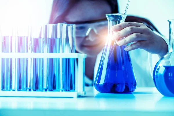 在实验室工作和在试管中检查生物化学样品的女科学家 技术和发展研究概念 — 图库照片