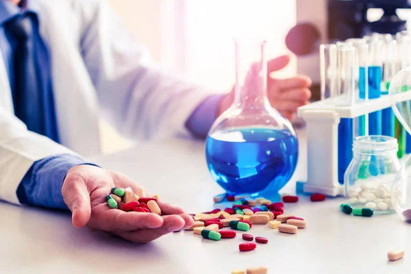 Coloridas Píldoras Tabletas Medicinales Laboratorio Farmacéutico Concepto Investigación Desarrollo Tecnologías — Foto de Stock