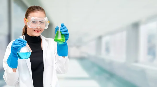 Porträtt Ung Glad Vetenskapsman Eller Kemist Innehav Provrör Laboratorium Kemisk — Stockfoto