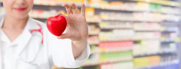 Doctor Sosteniendo Corazón Rojo Oficina Del Hospital Concepto Servicio Atención — Foto de Stock