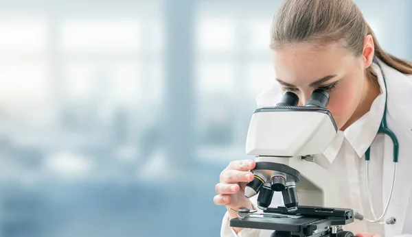 Investigador Científico Usando Microscopio Laboratorio Tecnología Salud Médica Concepto Investigación — Foto de Stock