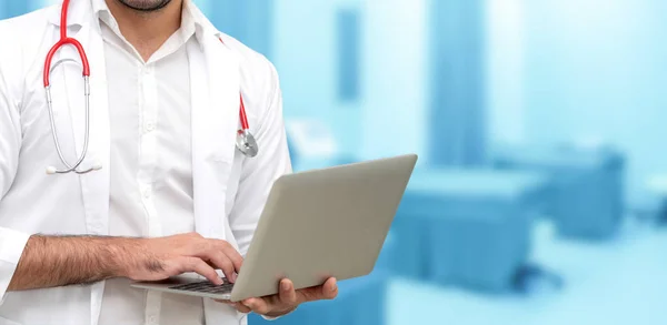 Lekarz Korzystający Laptopa Szpitalu Opieka Medyczna Personel Medyczny — Zdjęcie stockowe