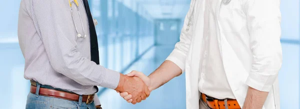 Arzt Krankenhaus Beim Händedruck Mit Einem Anderen Arzt Teamwork Gesundheitswesen — Stockfoto