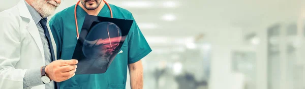 Medici Ospedale Che Lavorano Con Altro Medico Concetto Servizi Sanitari — Foto Stock