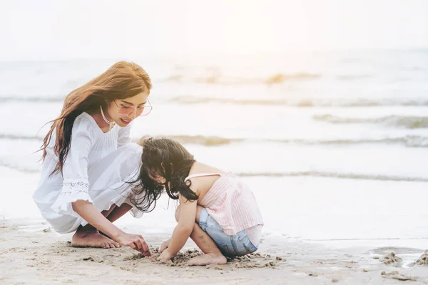 Šťastná Rodina Otec Matka Děti Chodí Dovolenou Tropické Pláži Pískem — Stock fotografie