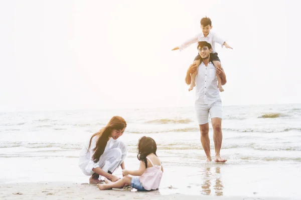 Szczęśliwa Rodzina Ojciec Matka Dzieci Idzie Wakacje Tropikalnej Plaży Piasek — Zdjęcie stockowe