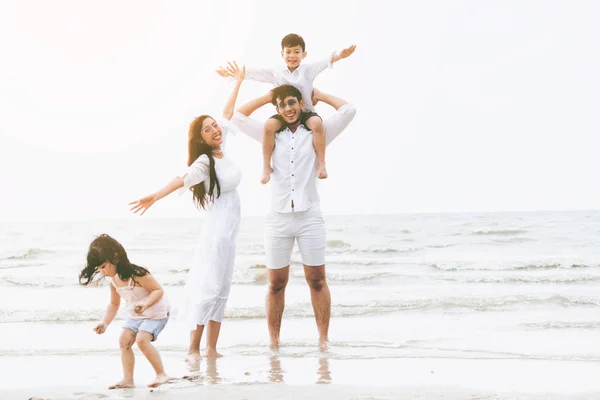 Lycklig Familj Far Mor Och Barn Går Semester Tropisk Sandstrand — Stockfoto