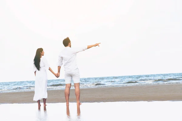 Pareja Feliz Viajando Luna Miel Playa Arena Tropical Verano —  Fotos de Stock