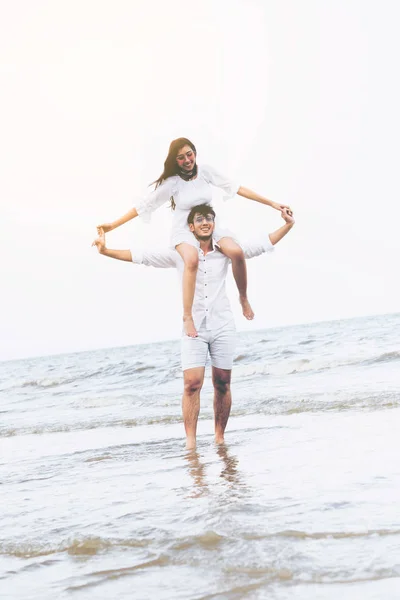 快乐情侣去热带沙滩夏季蜜月旅行 — 图库照片
