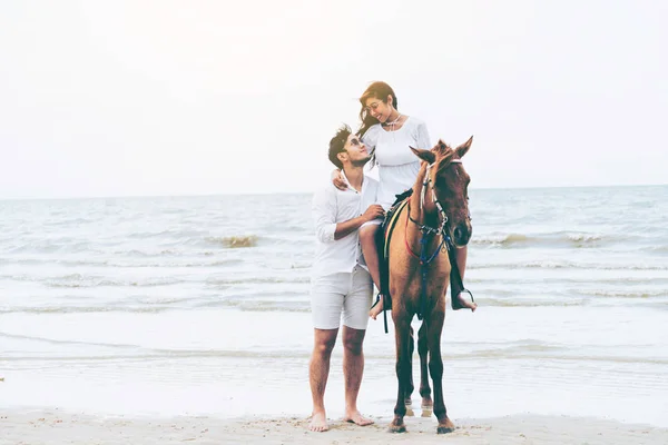 Junges Paar Reitet Den Flitterwochen Strand — Stockfoto