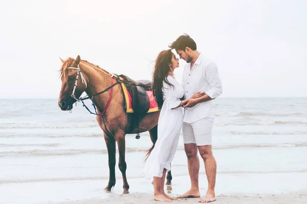 Jeune Couple Lune Miel Équitation Sur Plage Vacances Été — Photo