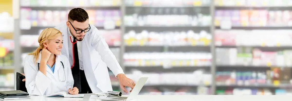 Doctor Working Laptop Computer Office While Having Discussion Another Doctor — Stock Photo, Image