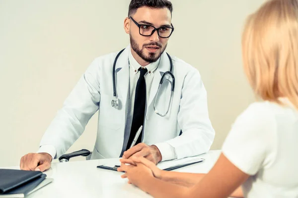 Docteur Parle Une Patiente Bureau Hôpital Soins Santé Services Médicaux — Photo