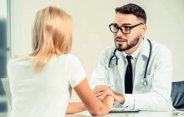 Male Doctor Soothes Female Patient Hospital Office While Holding Patients — Stock Photo, Image