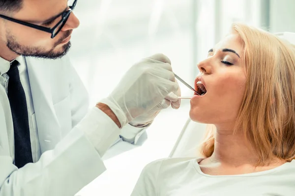 Unga Stiliga Tandläkaren Undersöker Tänderna Lycklig Kvinna Patienten Sitter Tandläkare — Stockfoto