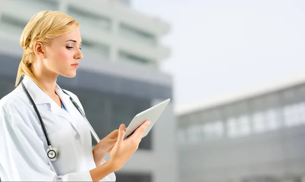 Doctor Usando Tableta Hospital Servicio Atención Médica Personal Médico —  Fotos de Stock