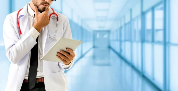 Dottore Che Usa Tablet Ospedale Assistenza Sanitaria Personale Medico — Foto Stock