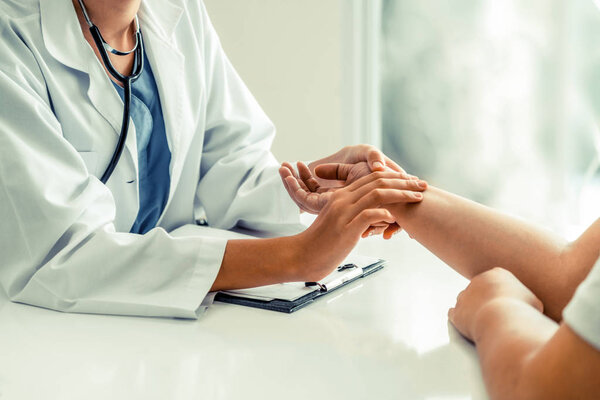 Пациентка обращается к женщине-врачу или гинекологу во время гинекологической проверки в офисе в больнице. Медицинское обслуживание и гинекология
.