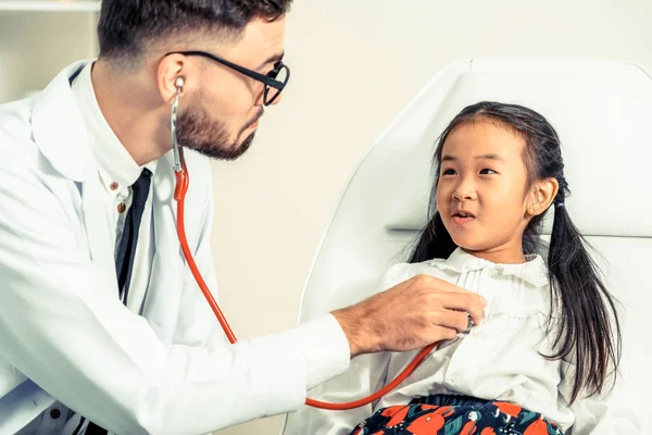 Joven Doctor Examinando Niño Oficina Del Hospital Niño Feliz Tiene — Foto de Stock