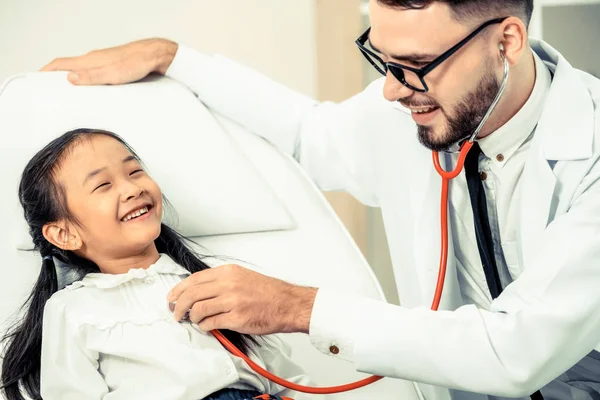 Joven Doctor Examinando Niño Oficina Del Hospital Niño Feliz Tiene — Foto de Stock