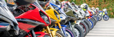 Macera yolculuğu sırasında şehir caddesinde motosiklet grubu otoparkı. Motosikletçiler toplum seyahati kavramı.