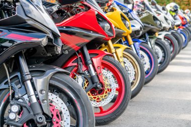 Macera yolculuğu sırasında şehir caddesinde motosiklet grubu otoparkı. Motosikletçiler toplum seyahati kavramı.