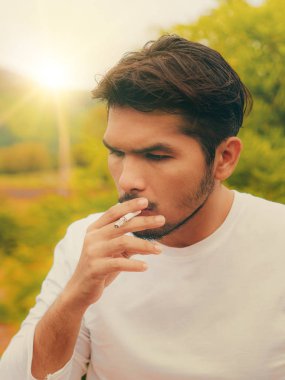 Genç adam açık havada ve doğa arka planda Sigara İçilmeyen.