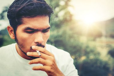 Genç adam açık havada ve doğa arka planda Sigara İçilmeyen.