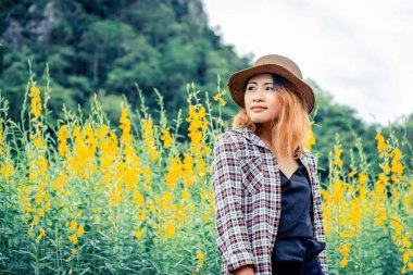 Genç kadın gezgin doğa iz manzarada yürümeye. Seyahat ve eğlence kavramı.