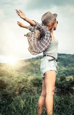 Mutlu kadın arka planda yeşil alan ve dağ. Özgürlük ve seyahat kavramı.