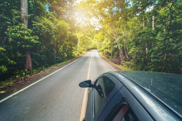 Seitenansicht Eines Schwarzen Autos Das Sommer Auf Der Waldstraße Unterwegs — Stockfoto