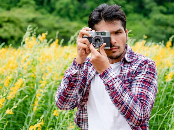 Young Hipster Man Taking Photo Old Style Camera Nature Landscape — Stock Photo, Image