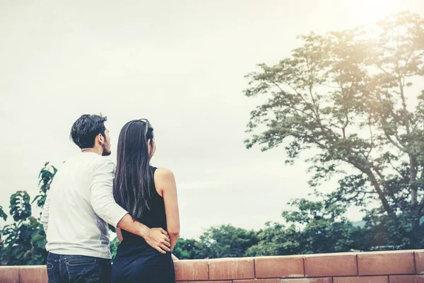 Mutlu Çift Tepelerde Romantik Bir Yürüyüşe Seyahat Balayı Konsepti — Stok fotoğraf