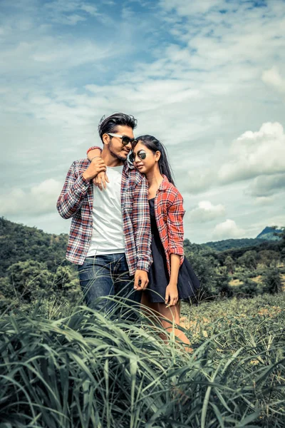 幸せなカップルは 丘の上の緑の芝生のフィールドでロマンチックな散歩を取る 旅行や新婚旅行のコンセプト — ストック写真